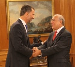 Su Majestad el Rey recibre el saludo del secretario general del la OCDE, José Ángel Gurría Treviño